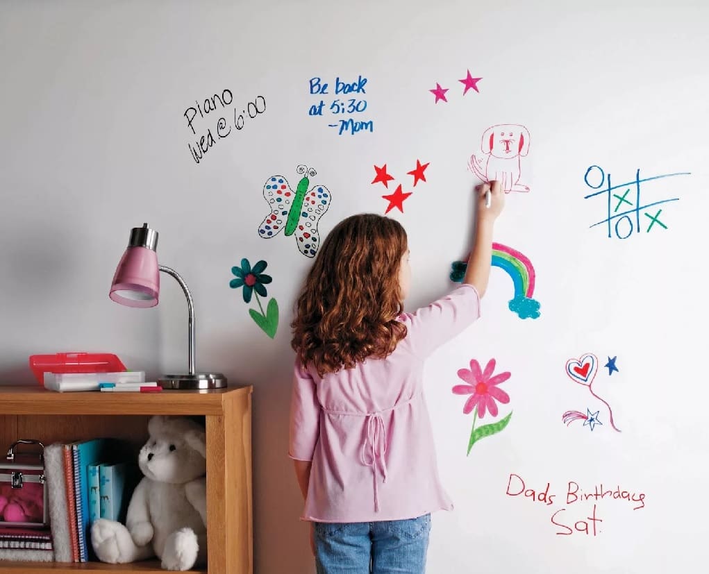 дети рисуют маркером на стене